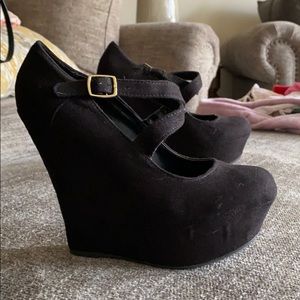 Black wedges.👠